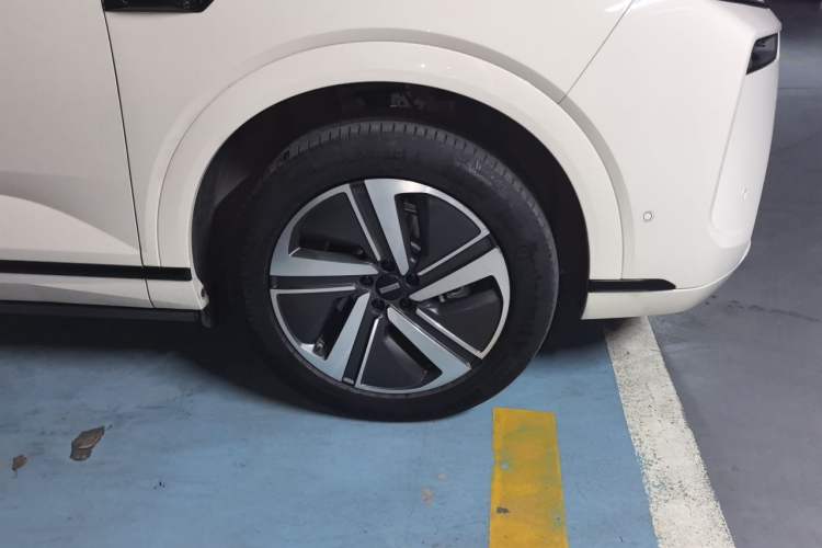 Used Wey Lanshan 2025 Four-Wheel Drive Max Right Front Wheel Hub