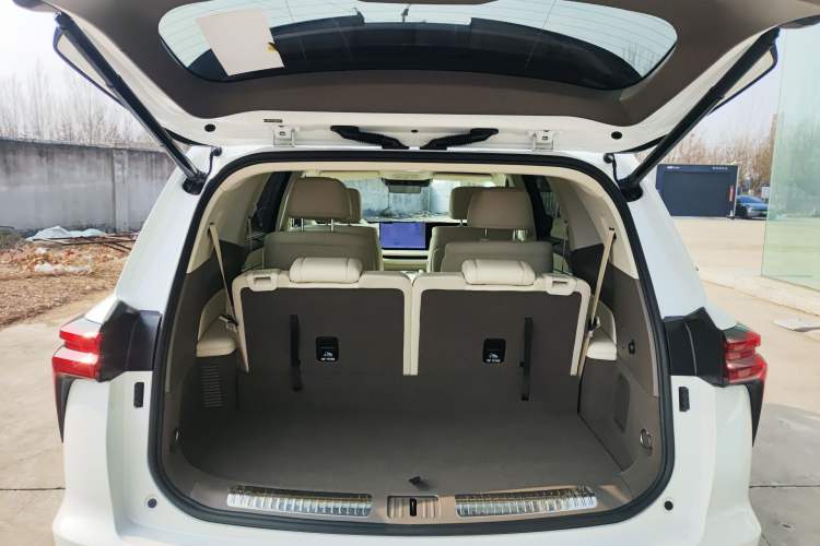 Used Wey Lanshan 2025 Four-Wheel Drive Max Trunk
