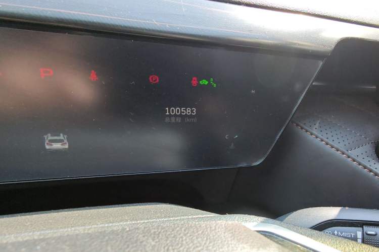Used Wey Latte DHT 2022 1.5T DHT Extra-Large Cup Odometer Close Up
