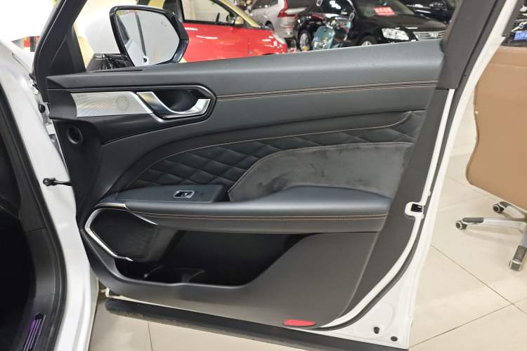 Used Wey Latte DHT 2022 1.5T DHT Extra-Large Cup Interior 5