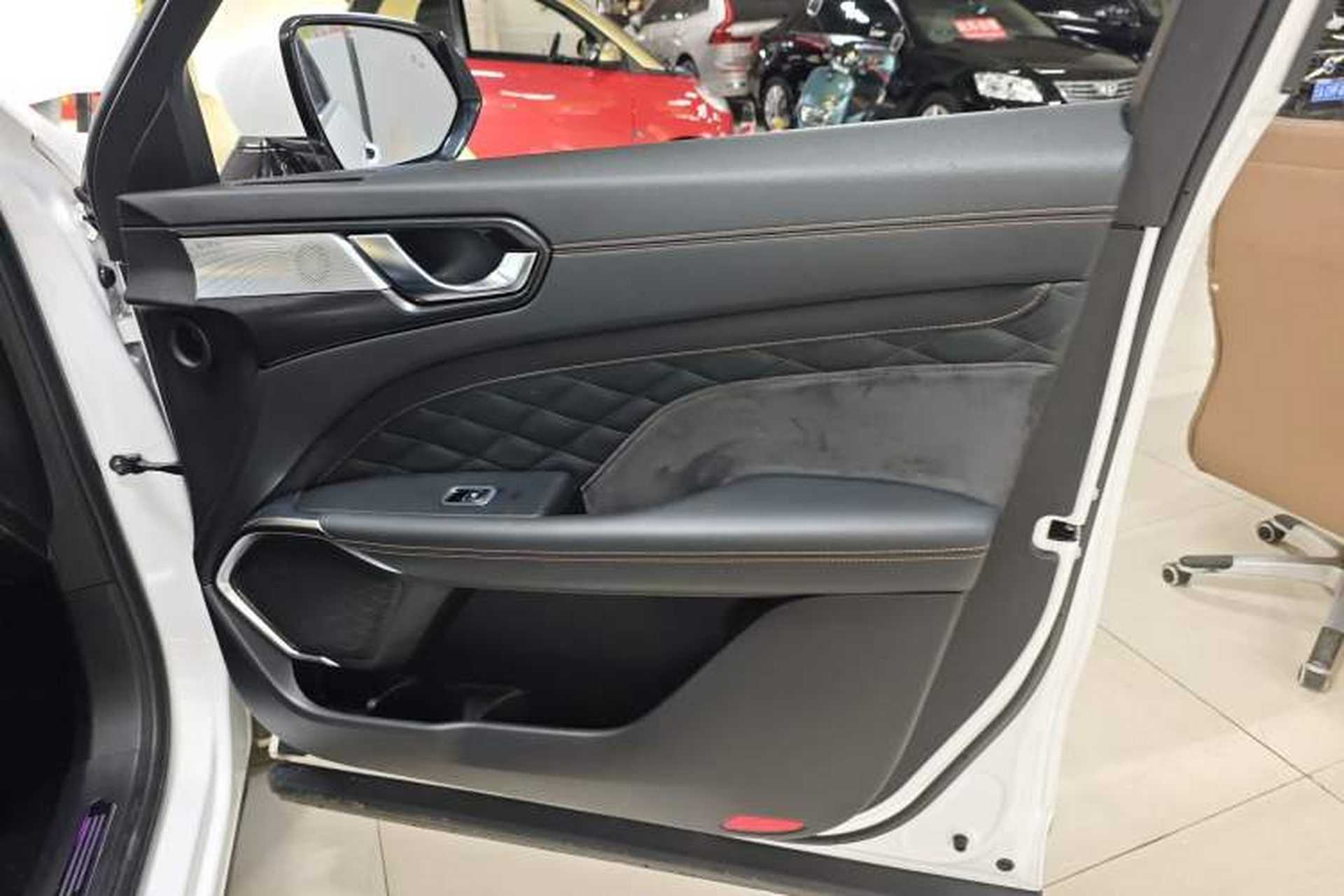 Used Wey Latte DHT 2022 1.5T DHT Extra-Large Cup Interior 5