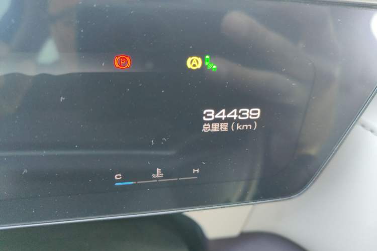 Used Wey Latte DHT 2022 1.5T DHT Extra-Large Cup Odometer Close Up
