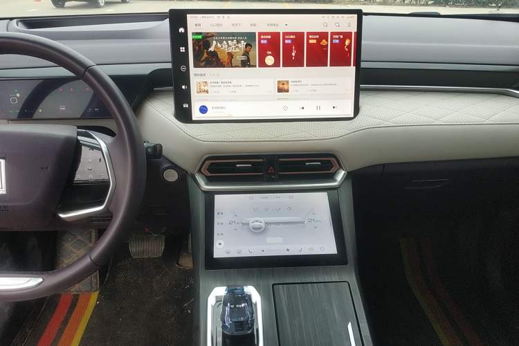 Used Wey Latte DHT-PHEV 2022 1.5T Two-Wheel-Drive Extra-Large Version Audio And AC Panel