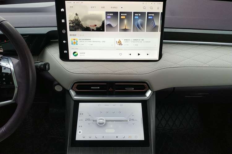 Used Wey Latte DHT-PHEV 2022 1.5T Two-Wheel-Drive Extra-Large Version Audio And AC Panel