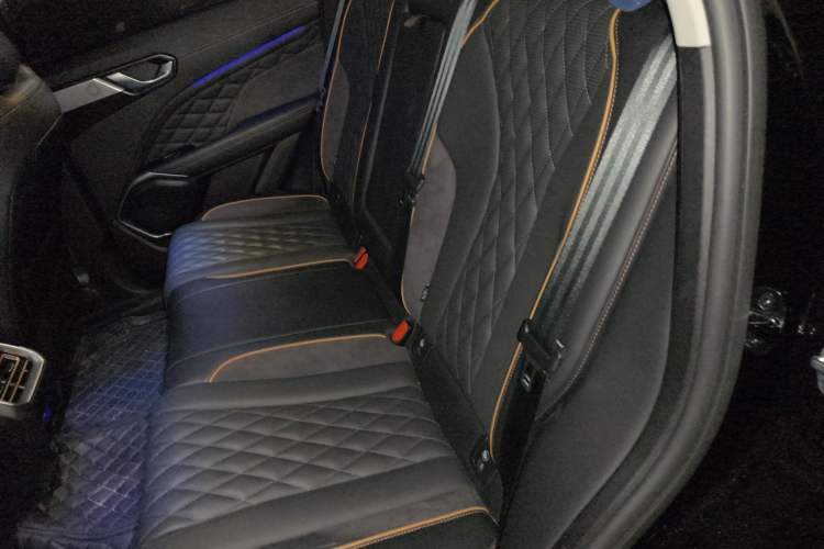 Used Wey Latte DHT-PHEV 2022 1.5T Two-Wheel Drive Big Cup Interior 4