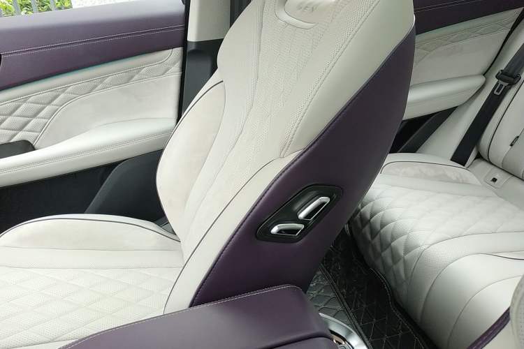 Used Wey Latte DHT-PHEV 2022 1.5T Two-Wheel-Drive Extra-Large Version Interior 6