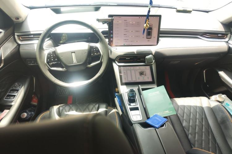 Used Wey Latte DHT-PHEV 2022 1.5T Four-Wheel Drive Extra-Large Version Center Console