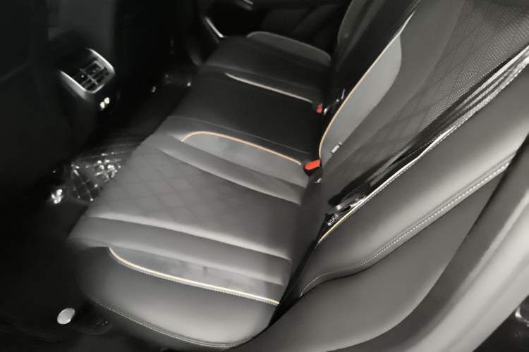 Used Wey Latte DHT-PHEV 2022 1.5T Four-Wheel Drive Extra-Large Version Left Rear Seat