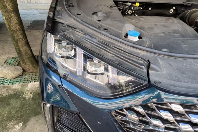 Used Wey Latte DHT-PHEV 2022 1.5T Two-Wheel-Drive Extra-Large Version Right Front Headlight
