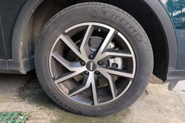 Used Wey Latte DHT-PHEV 2022 1.5T Two-Wheel-Drive Extra-Large Version Right Front Wheel Hub