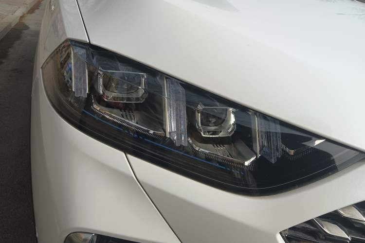 Used Wey Latte DHT-PHEV 2022 1.5T Two-Wheel-Drive Extra-Large Version Exterior 6