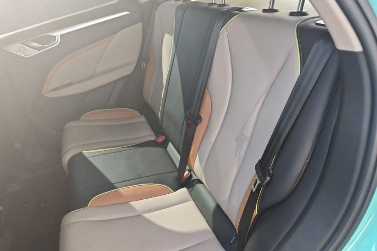 Used Wey Macchiato 2021 1.5L DHT Master Edition Left Rear Seat