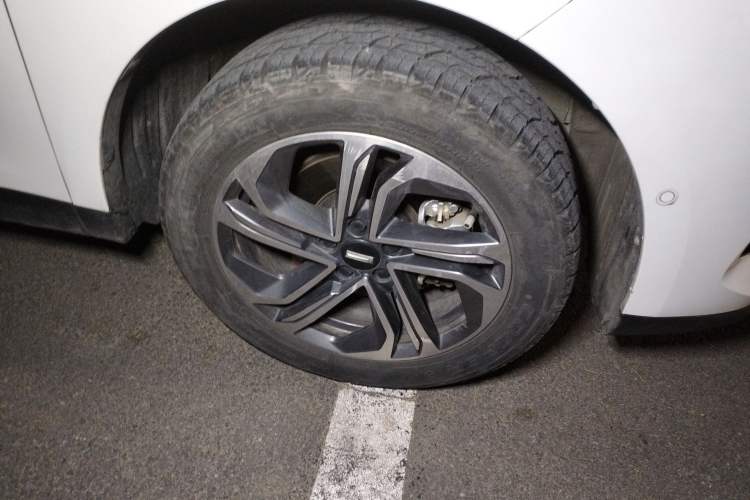 Used Wey Macchiato 2021 1.5L DHT Master Edition Right Front Wheel Hub