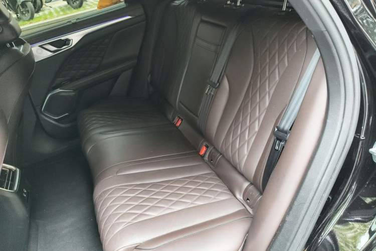 Used Wey Mocha 2021 2.0T Two-Wheel-Drive Premium Edition Left Rear Seat