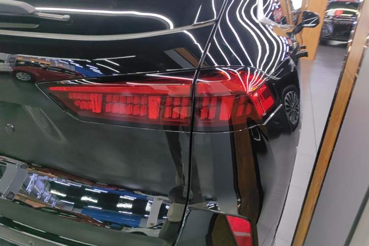 Used Wey Mocha 2021 2.0T Two-Wheel-Drive Ultra-Strong Version Right Rear Taillight