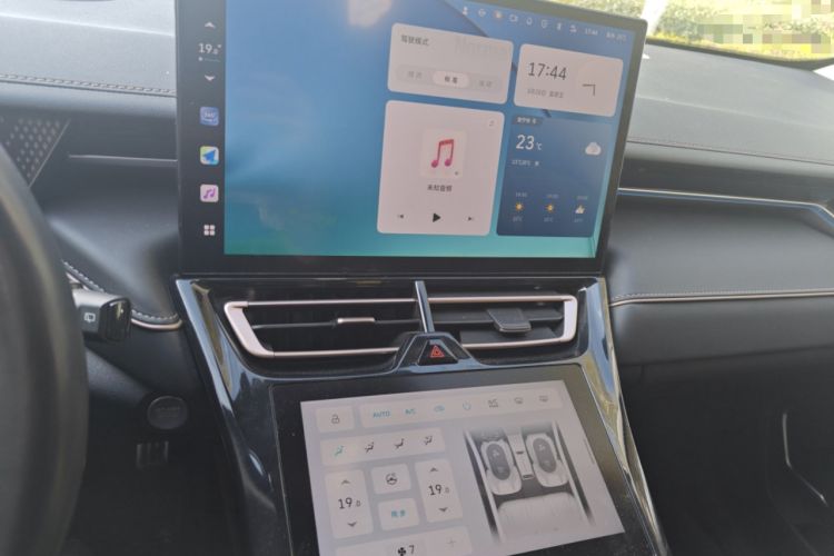 Used Wey Mocha 2021 2.0T Four-Wheel Drive Premium Edition Audio And AC Panel