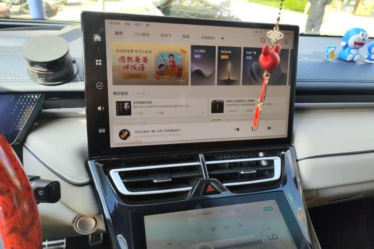 Used Wey Mocha 2021 2.0T Two-Wheel-Drive Premium Edition Audio And AC Panel