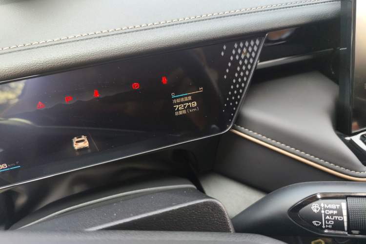 Used Wey Mocha 2021 2.0T Two-Wheel Drive Special Edition Odometer Close Up