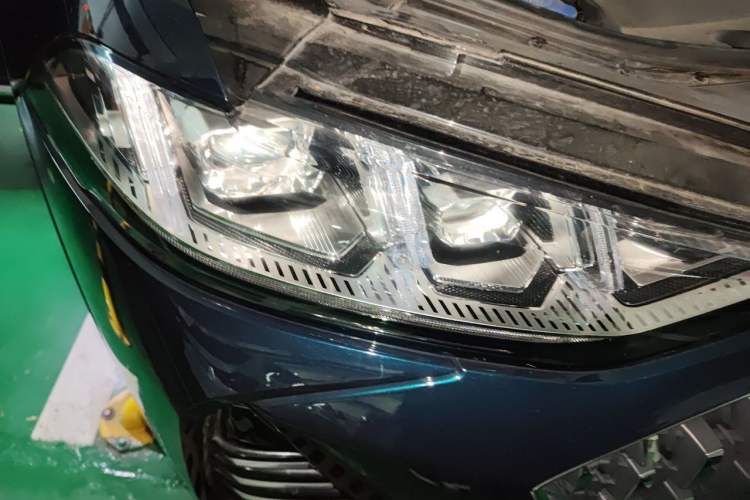 Used Wey Mocha 2021 2.0T Four-Wheel Drive Premium Edition Right Front Headlight