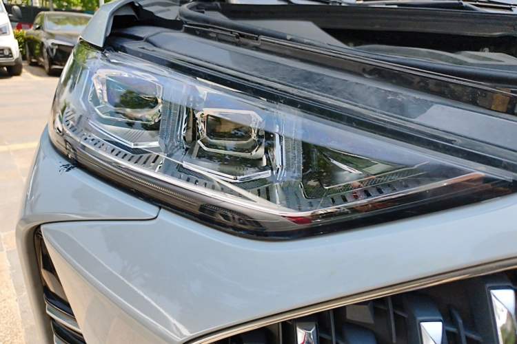 Used Wey Mocha 2021 2.0T Two-Wheel-Drive Premium Edition Right Front Headlight