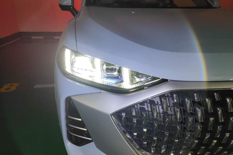 Used Wey Mocha 2021 2.0T Two-Wheel-Drive Premium Edition Right Front Headlight