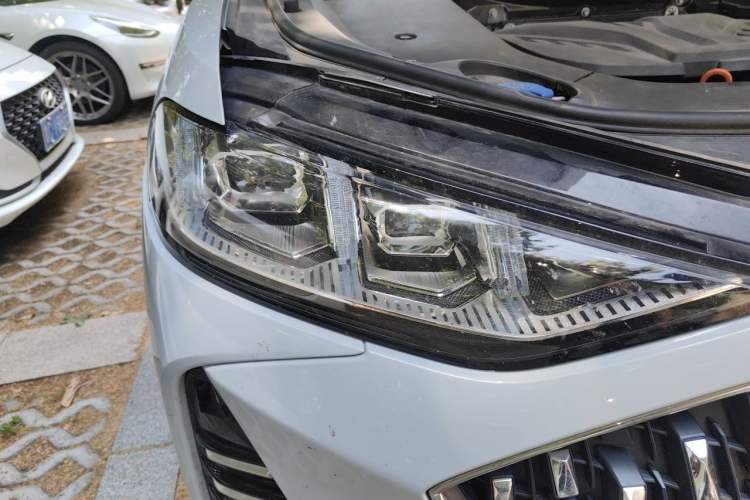 Used Wey Mocha 2021 2.0T Two-Wheel-Drive Premium Edition Right Front Headlight