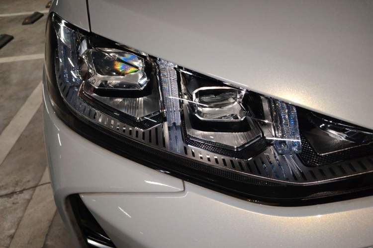 Used Wey Mocha 2021 2.0T Two-Wheel-Drive Premium Edition Right Front Headlight