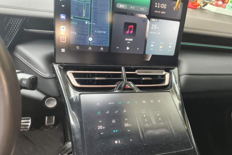 Used Wey Mocha 2021 2.0T Two-Wheel-Drive Premium Edition Audio And AC Panel