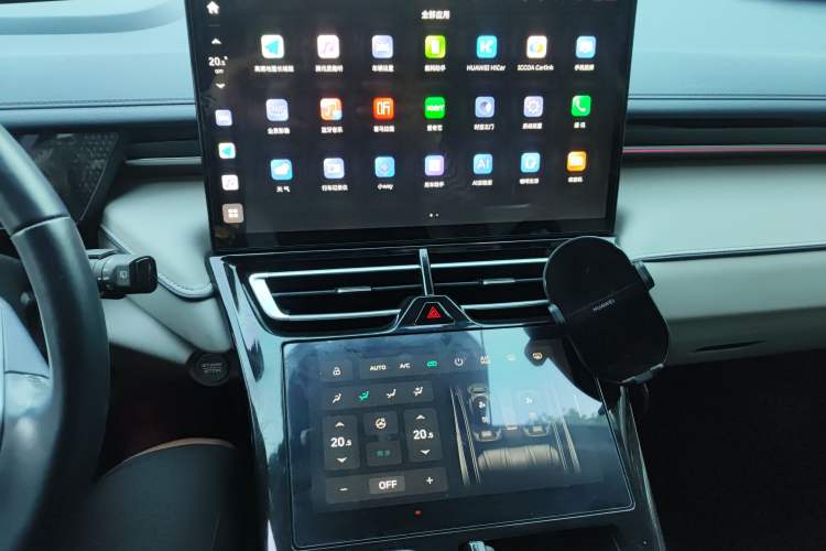 Used Wey Mocha 2021 2.0T Four-Wheel Drive Premium Edition Audio And AC Panel