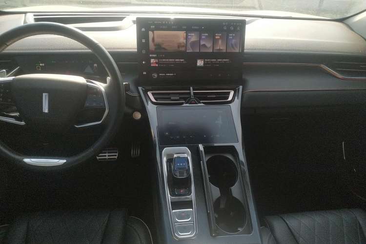 Used Wey Mocha 2021 2.0T Two-Wheel-Drive Premium Edition Audio And AC Panel