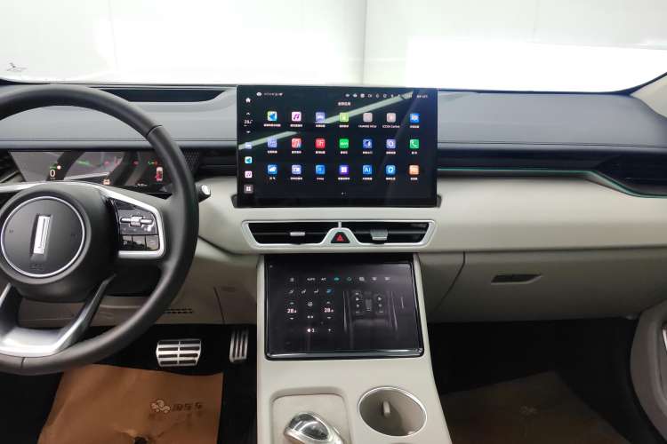 Used Wey Mocha New Energy 2023 Two-Wheel Drive Long-Range Version Audio And AC Panel