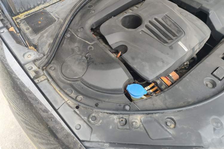 Used Wey P8 2018 2.0T Flagship Model Engine Bay Right