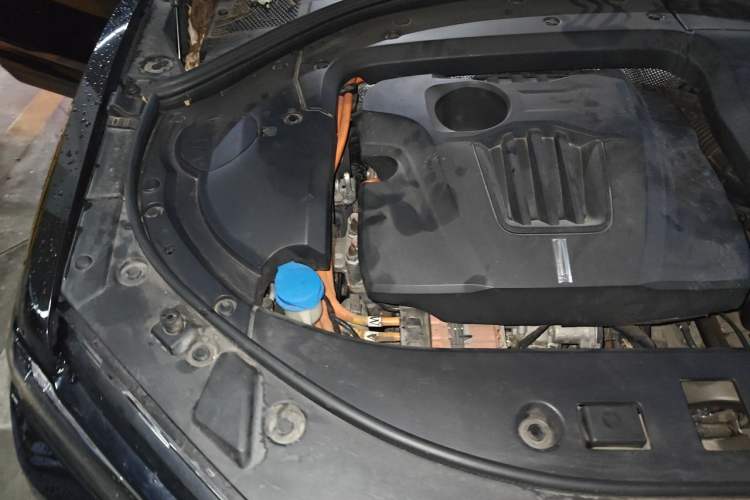 Used Wey P8 2018 2.0T Flagship Model Engine Bay Right