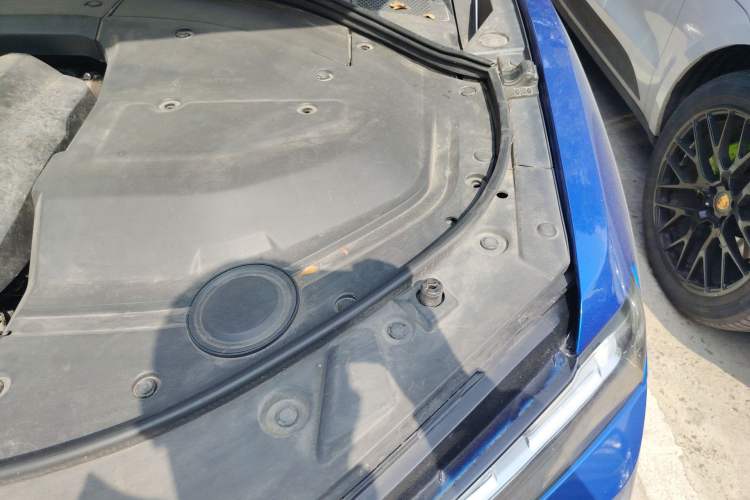 Used Wey P8 2018 2.0T Flagship Model Engine Bay Left