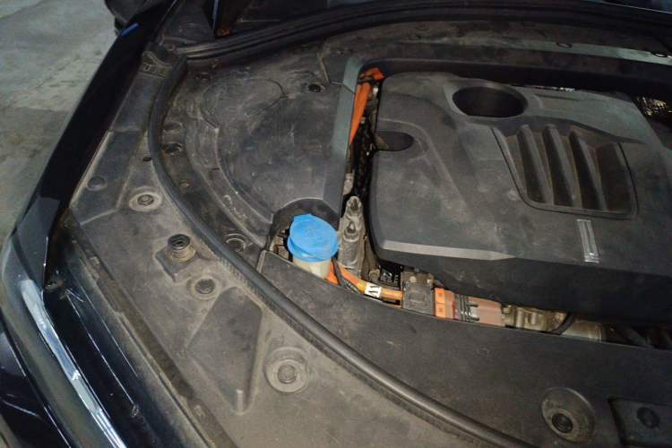 Used Wey P8 2018 2.0T Flagship Model Engine Bay Right