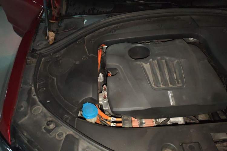 Used Wey P8 2018 2.0T Flagship Model Engine Bay Right