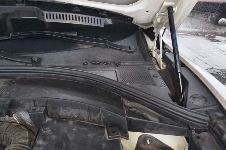 Used Wey P8 2018 2.0T Flagship Model Engine Bay Left