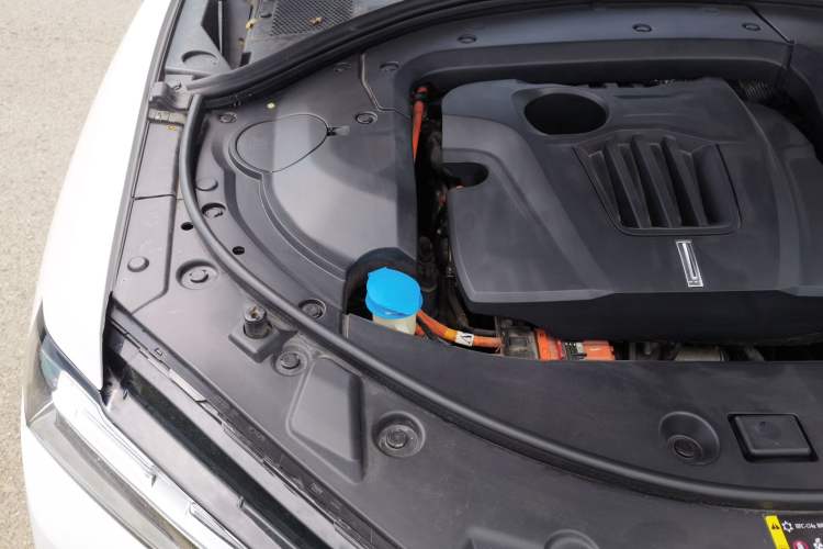 Used Wey P8 2018 2.0T Flagship Model Engine Bay Right