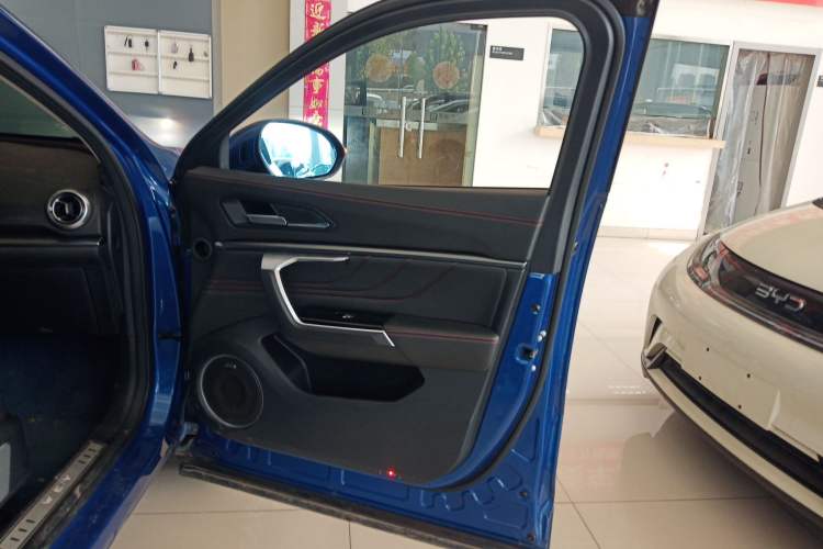 Used Wey VV5 2017 2.0T Ultra-Luxury Version Right Front Door Interior
