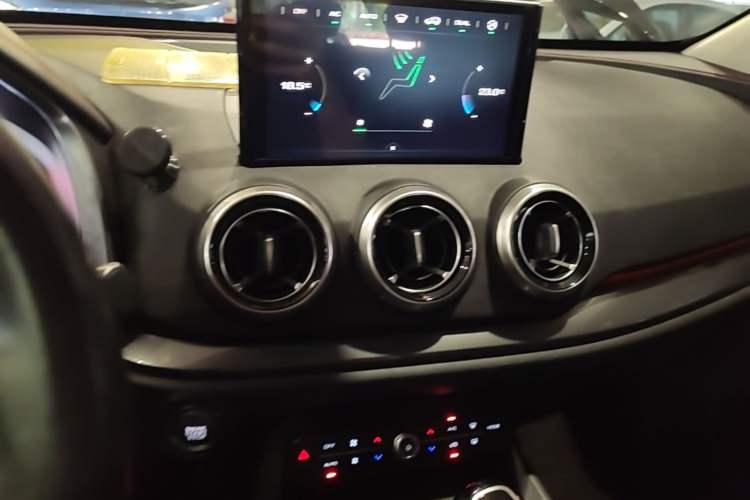 Used Wey VV5 2017 2.0T Flagship Edition Audio And AC Panel