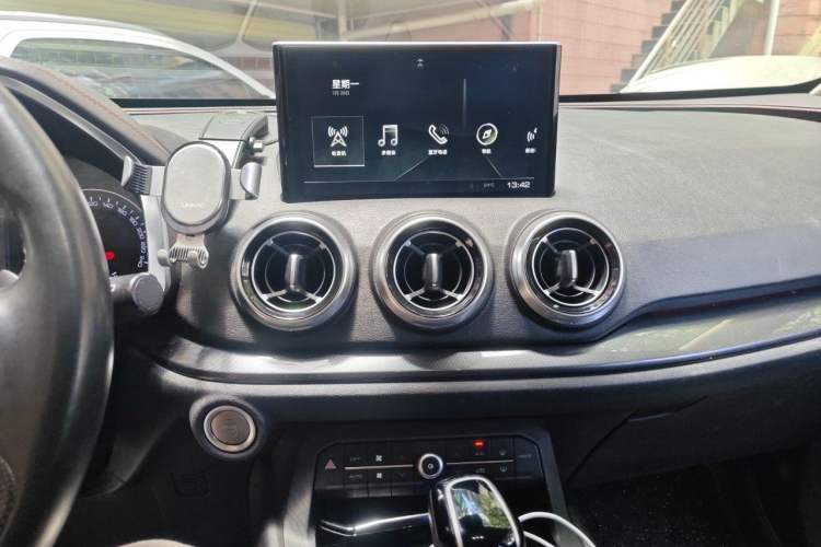 Used Wey VV5 2017 2.0T Ultra-Luxury Version Audio And AC Panel