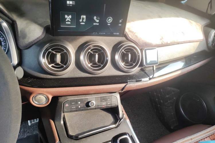 Used Wey VV5 2017 2.0T Ultra-Luxury Version Audio And AC Panel