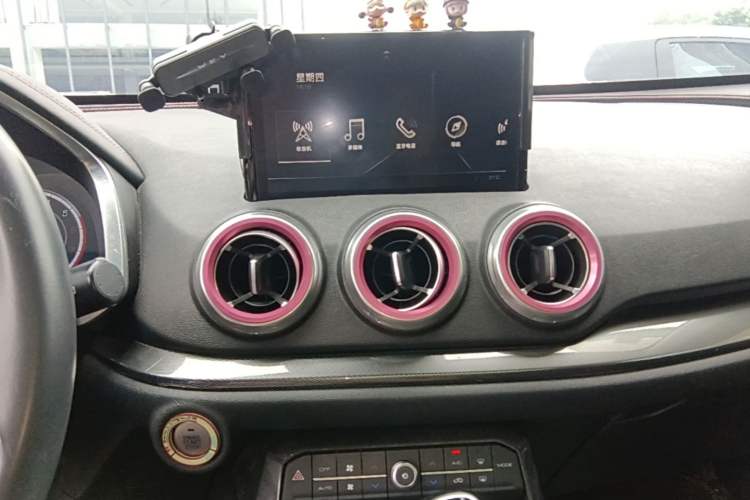 Used Wey VV5 2017 2.0T Flagship Edition Audio And AC Panel