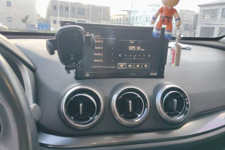 Used Wey VV5 2017 2.0T Ultra-Luxury Version Audio And AC Panel