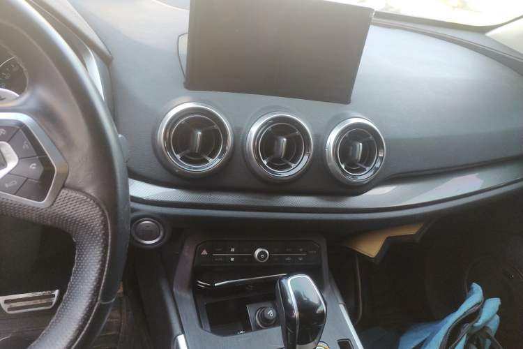Used Wey VV5 2017 2.0T Ultra-Luxury Version Audio And AC Panel
