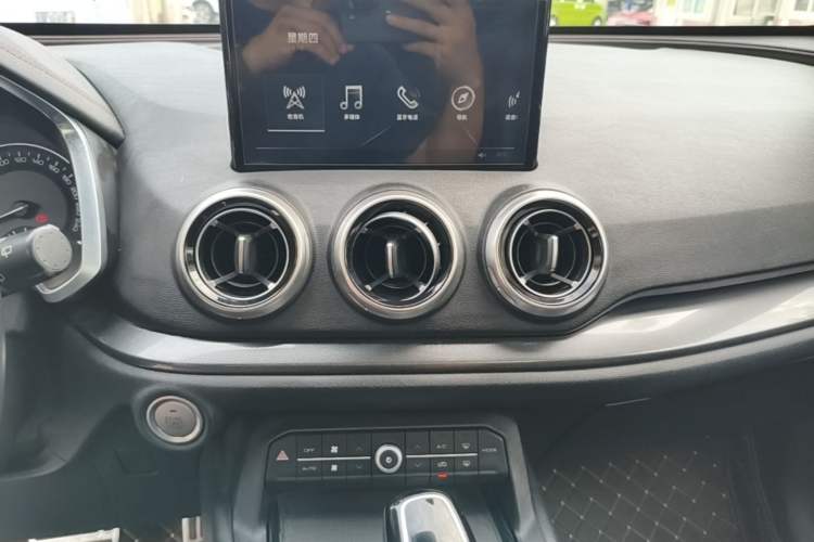 Used Wey VV5 2017 2.0T Ultra-Luxury Version Audio And AC Panel