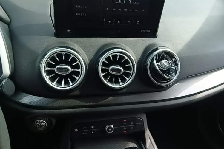 Used Wey VV5 2017 2.0T Flagship Edition Audio And AC Panel