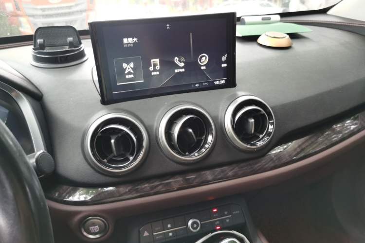 Used Wey VV5 2017 2.0T Flagship Edition Audio And AC Panel