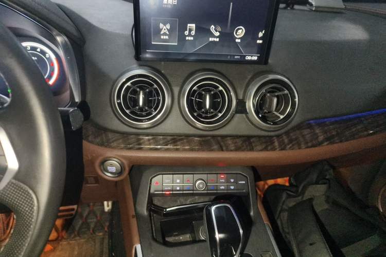 Used Wey VV5 2017 2.0T Flagship Edition Audio And AC Panel