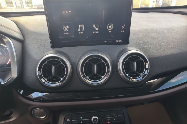 Used Wey VV5 2017 2.0T Flagship Edition Audio And AC Panel